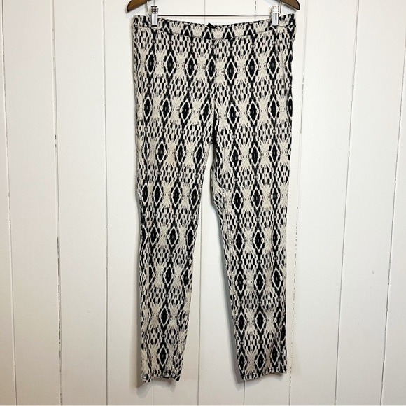 H&M Pants - H&M Black and White Abstract Print Pants. Size 12.